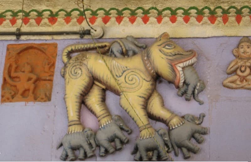 मंदिराच्या दगडी बांधकामावरील, हत्ती पकडलेल्या प्राण्याचे शिल्प