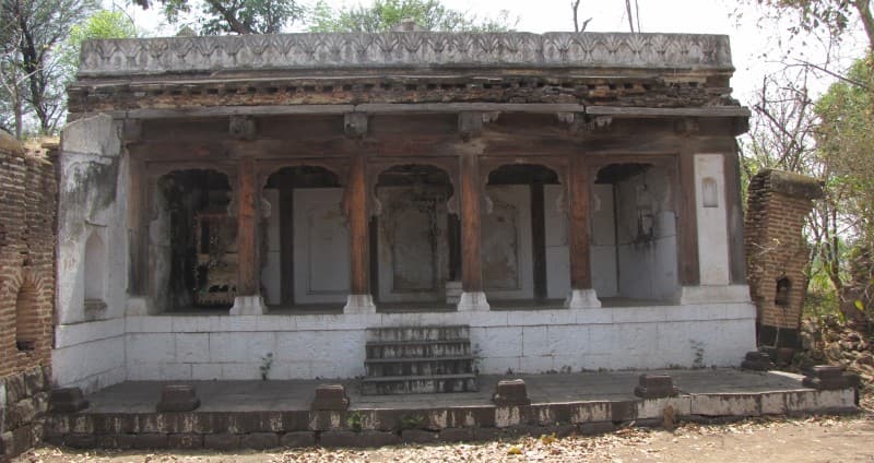 पाबळ येथील जुन्या दगड-लाकडी खांबांच्या वास्तूचे दृश्य