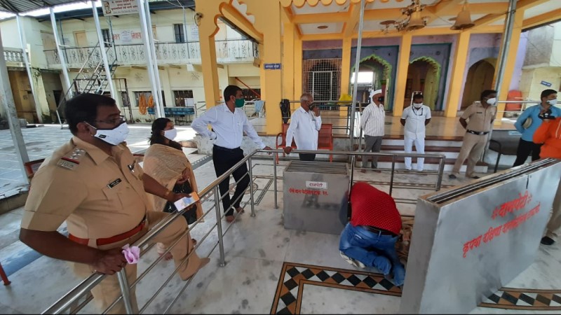 दानपेटी उघडताना; पोलीस अधिकारी व इतर उपस्थित